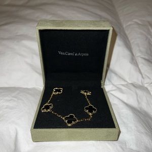 Van Cleef & Arpels Black Bracelet 5 Morfis